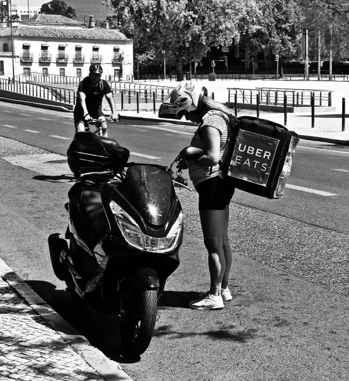 Uber Eats lascia l’Italia: 49 licenziamenti