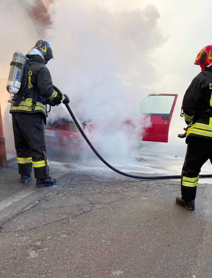 Valle: incendio su auto alimentata a gpl, strada chiusa per circa un'ora