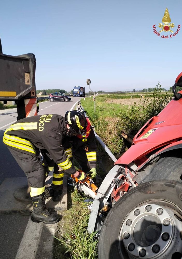 Robbio: rimosso l'autoarticolato uscito di strada ieri pomeriggio sulla ex statale 596