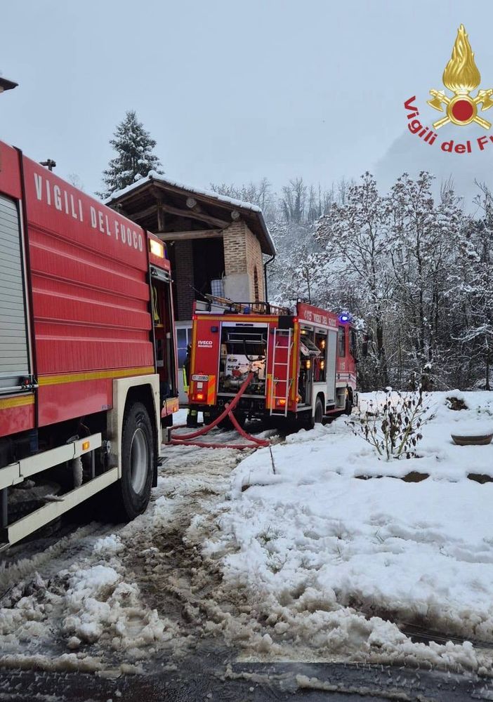 Oltrepò: rogo divora abitazione a Montesegale, Vigili del fuoco impegnati per circa 9 ore