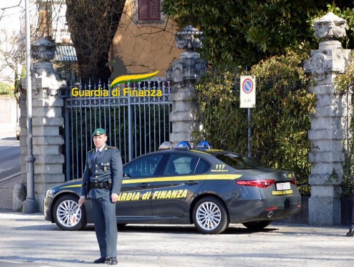 Como: reddito di cittadinanza, la Finanza scopre e denuncia undici &quot;furbetti&quot;. Tra loro anche un frontaliere