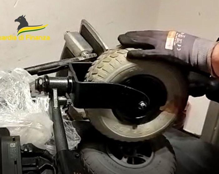 VIDEO. Arrestato a Malpensa narcotrafficante su sedia a rotelle. Sequestrati otto chili di cocaina