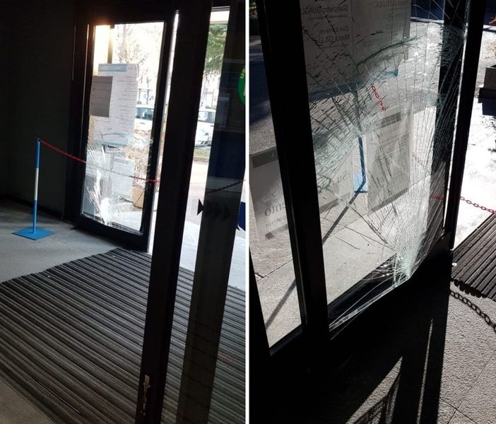 Deluso dai Servizi Sociali, sfonda la porta del municipio con lo scooter: denunciato
