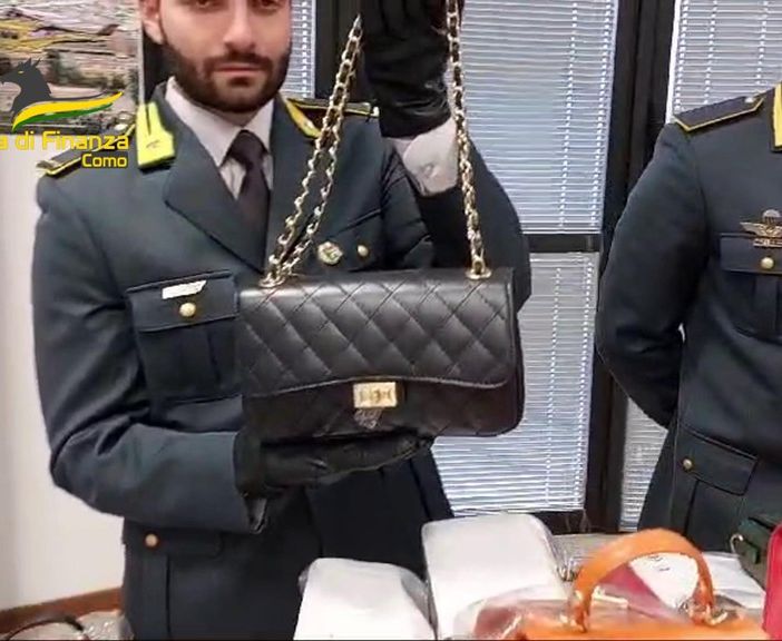 Borse di lusso contraffatte e scarpe &quot;taroccate&quot;, maxi sequestro della Gdf di Como: nei guai due fornitori del Milanese