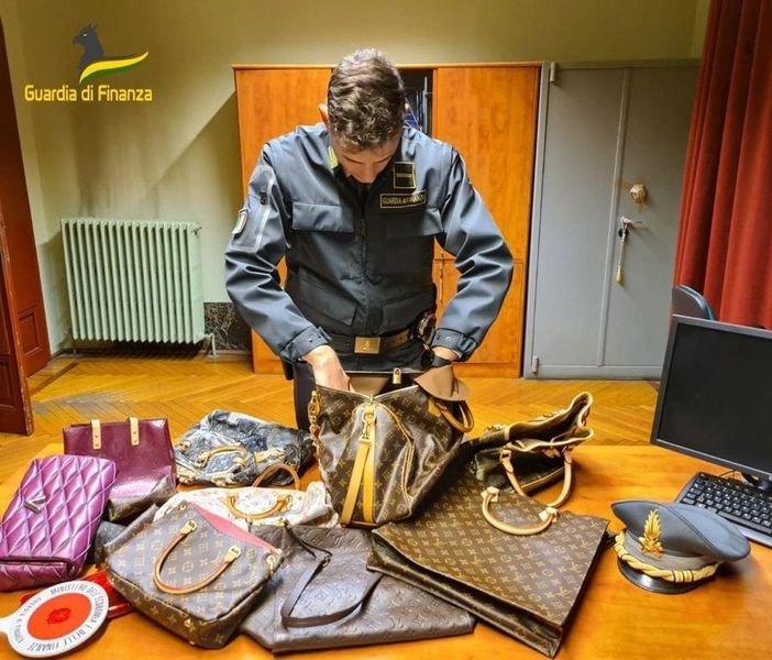 Varesotto, contabile infedele &quot;prelevava&quot; i soldi dai conti delle aziende per fare la bella vita: arrestata