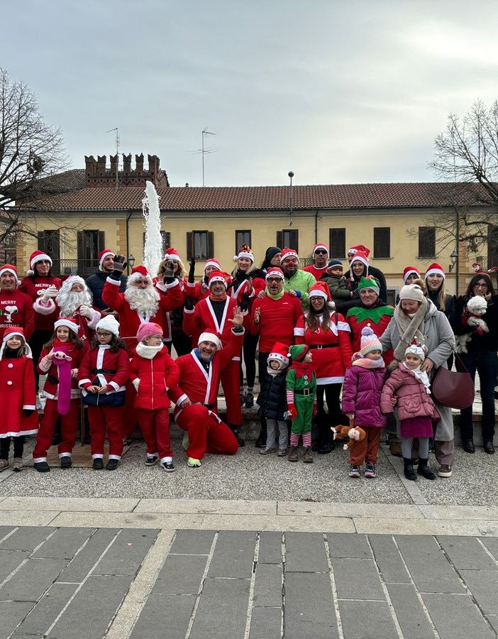FOTONOTIZIA. Mede, la corsa dei Babbi Natale in piazza della Repubblica