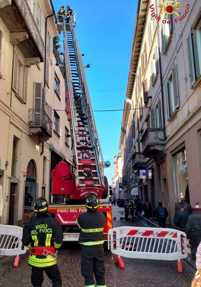 Pavia: intonaco pericolante su un edificio in piazza della Vittoria, intervengono i Vigili del fuoco