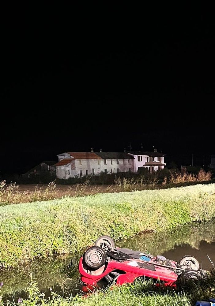 Gropello Cairoli: esce di strada con l'auto e finisce nel canale, perde la vita un uomo. Ferita donna 60enne
