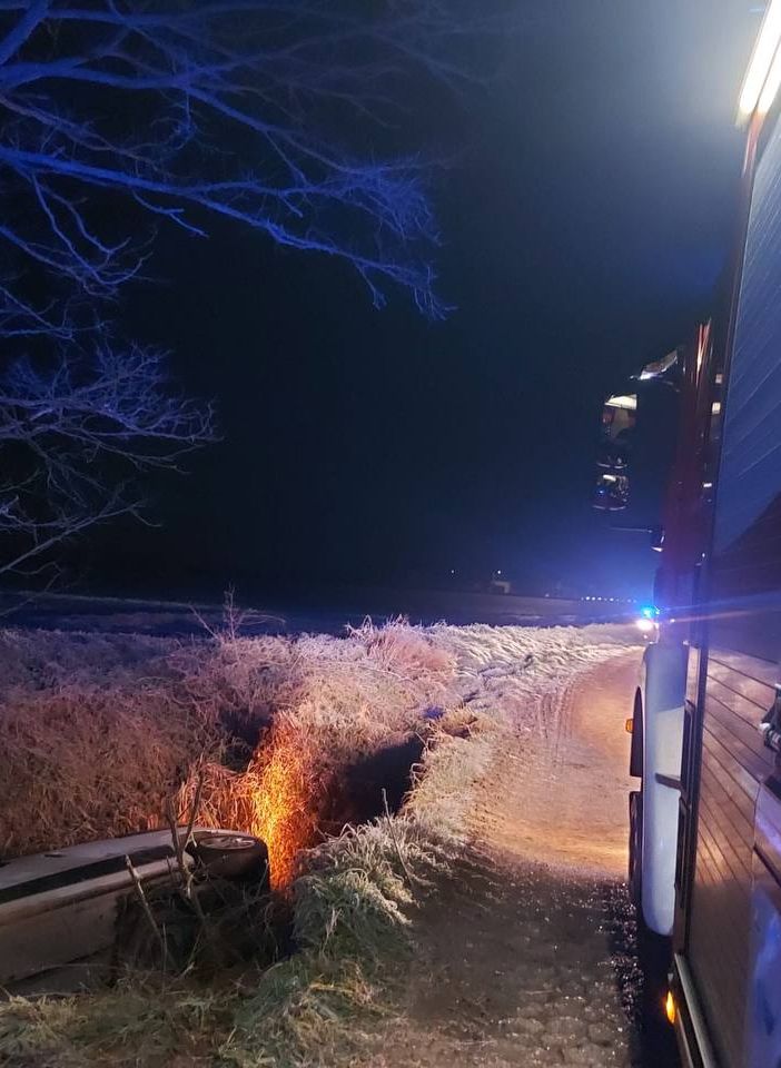 Pavese: esce di strada con l'auto e si ribalta, ferito un 49enne