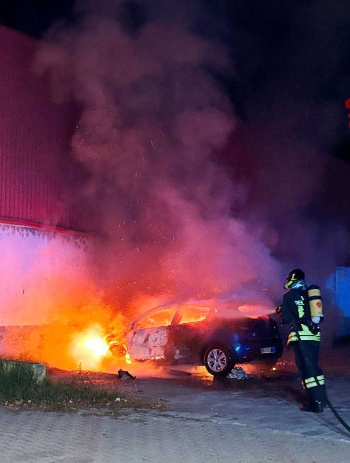 Lomellina: auto in fiamme sulla provinciale 211, vigili del fuoco in azione nella notte
