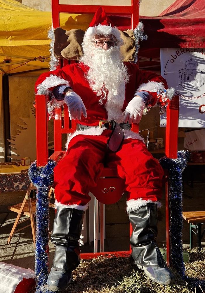 Nella foto Babbo Natale in visita all'associazione abBRAcciAMO di Bra