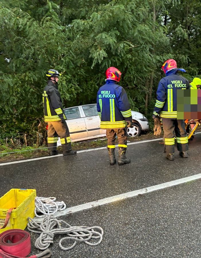 Frascarolo: esce di strada con l'auto, soccorsa una 27enne