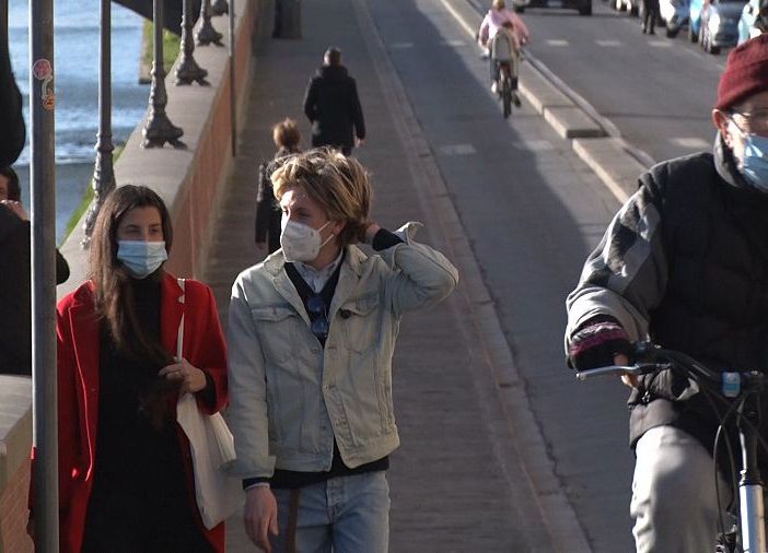 Varianti Covid, due metri di distanza, in quarantena anche i vaccinati