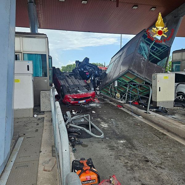 Schianto al casello di Rosignano, inferno sull'A12: tre morti e sei feriti