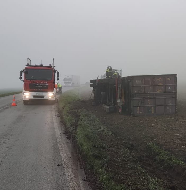 Lardirago: esce di strada con un camion e si ribalta, conducente 42enne illeso