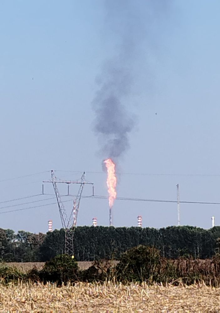 Sannazzaro: fiammata da un camino della raffineria, colonna di fumo inizialmente visibile per alcuni chilometri. Il Comune: &quot;Il problema tecnico sta rientrando&quot;
