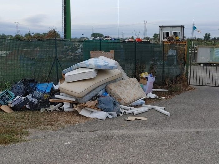 I rifiuti abbandonati davanti alla piazzola ecologica di via Circonvallazione Aldo Pecora