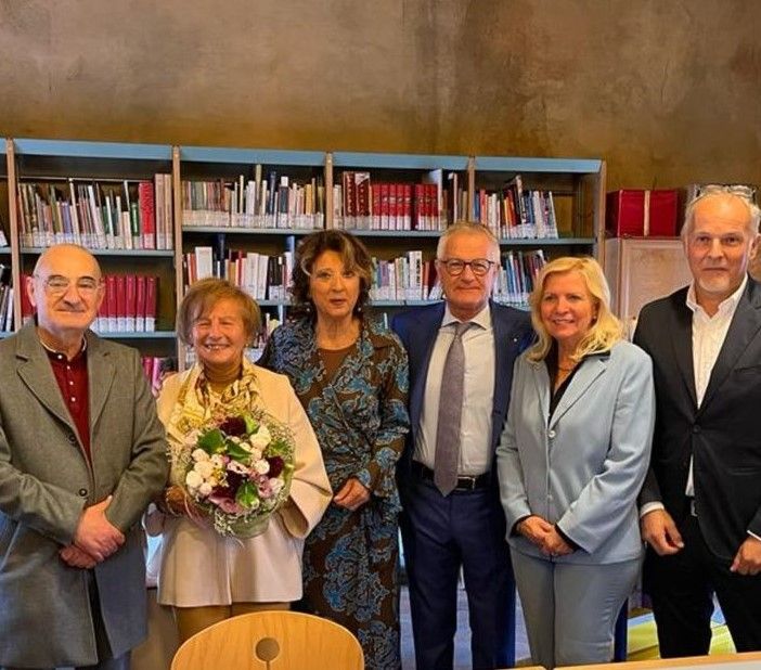 Mede: in biblioteca la cerimonia per la donazione dello &quot;Scaffale tutto per sè&quot;