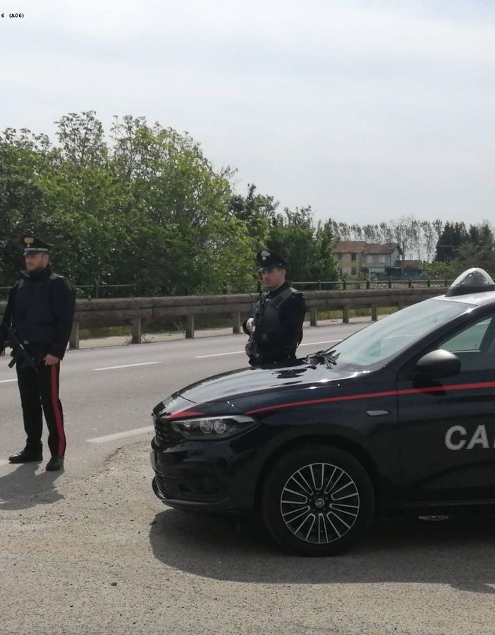 Sannazzaro: identificato e denunciato il ladro seriale che danneggiava i veicoli in sosta per rubare oggetti all'interno