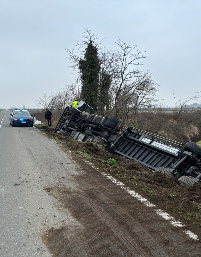 Sartirana, autoarticolato esce di strada sulla statale 494