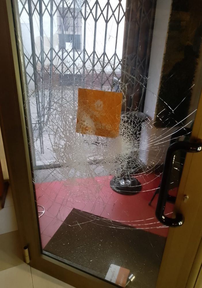 Nelle foto l'ingresso del &quot;Burger Italy&quot; di via Pompei