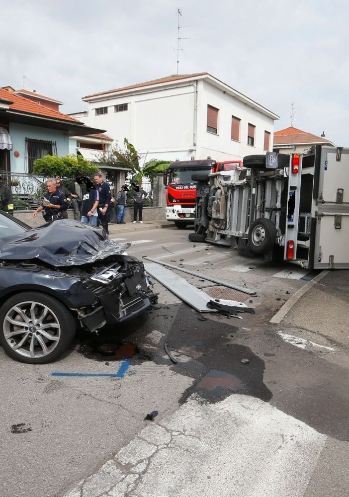 Mortara: scontro auto-furgone in via Cadorna, ferite due persone