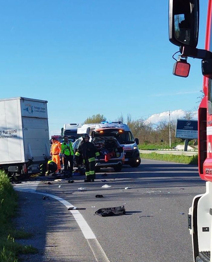 Borgarello: cade in scooter e finisce sotto a un furgone, muore carabiniere 49enne