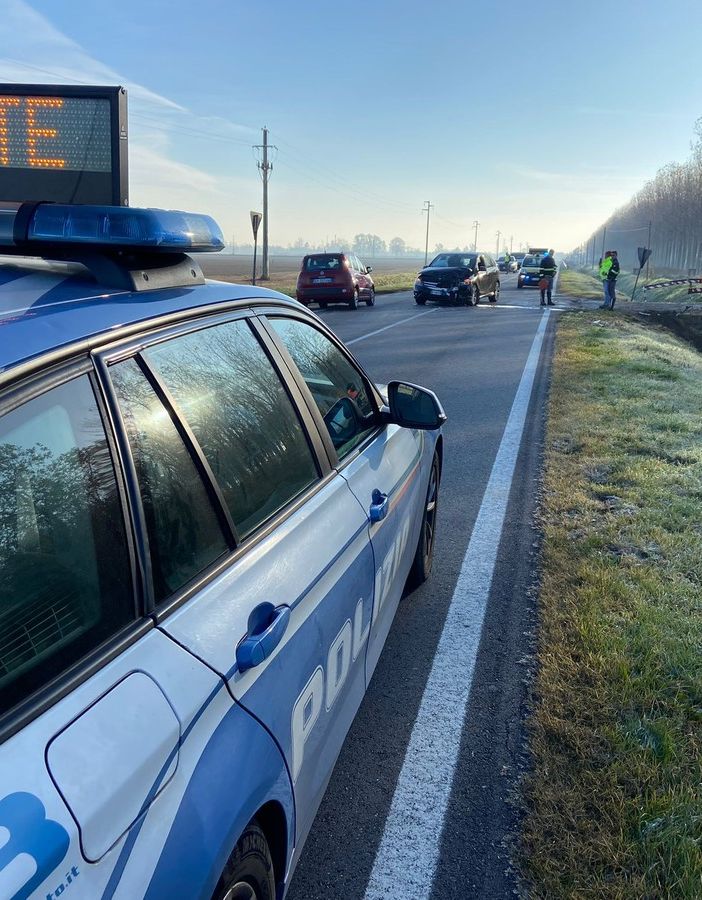 Ferrera: scontro tra auto sulla provinciale 193bis, una finisce nel fosso