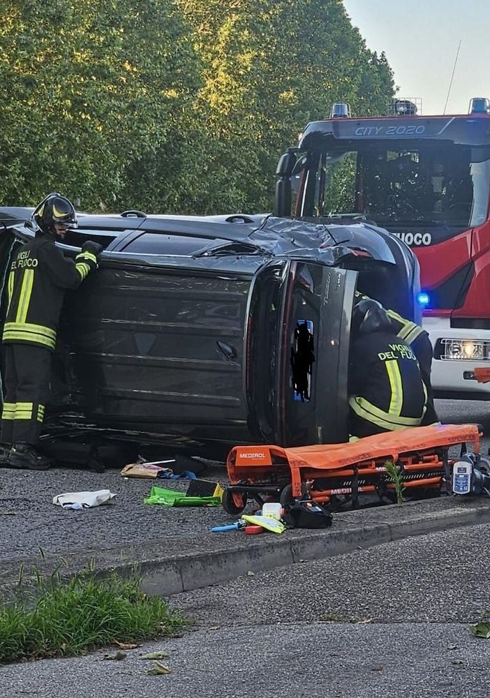 Pavese: auto si ribalta sulla strada, ferite due donne