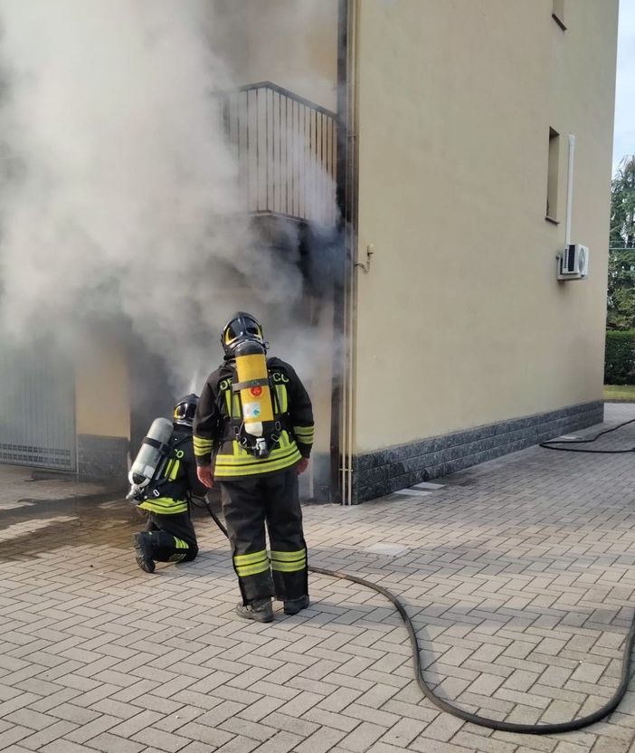 Voghera: incendio in un box condominiale, auto e moto divorati dalle fiamme