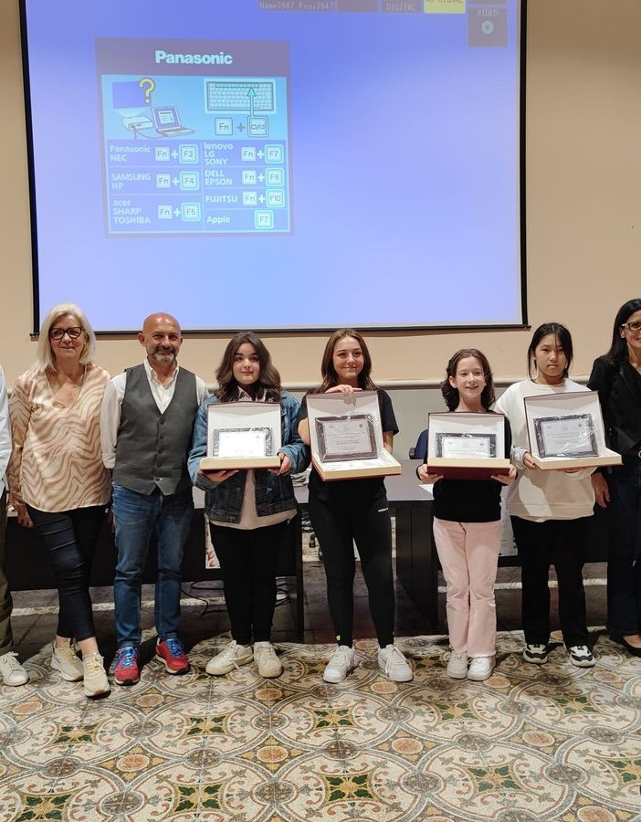Pieve del Cairo: le immagini della premiazione &quot;Lo scopo è fiorire&quot;, con gli alunni della scuola secondaria di 1° grado