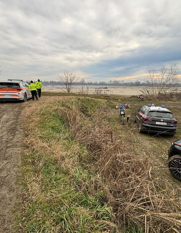 Balossa Bigli: accusa un malore mentre gira con la moto da cross nell'area golenale del Po, muore un 59enne