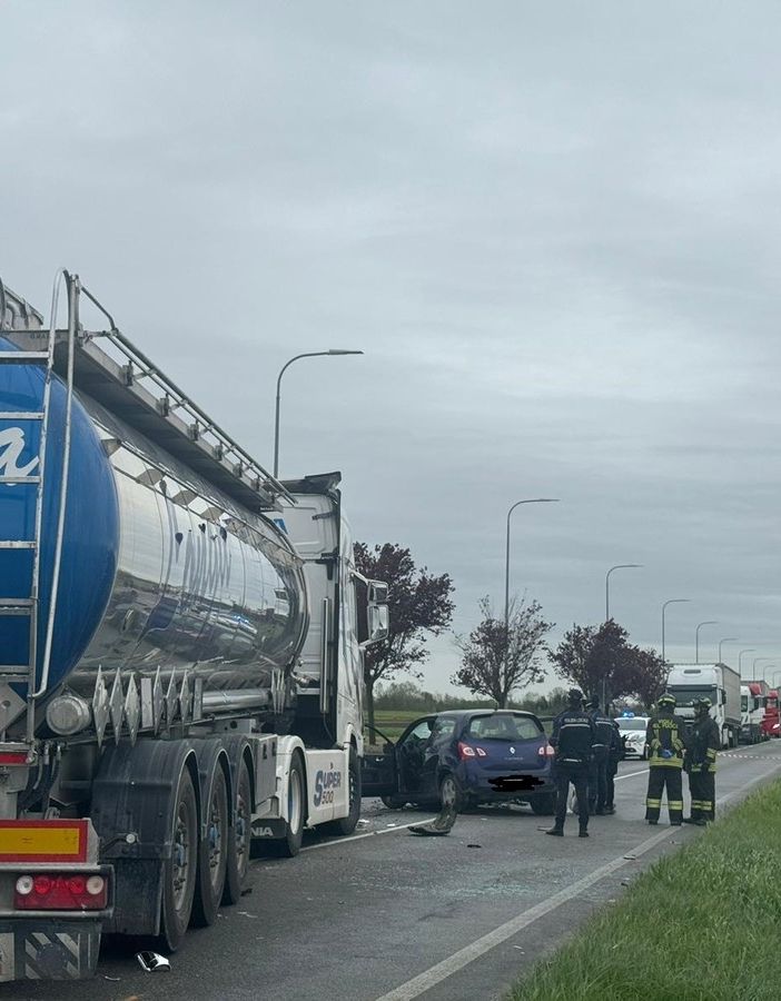 Vigevano: tragico schianto auto-camion in corso Pavia, muore una donna 51enne