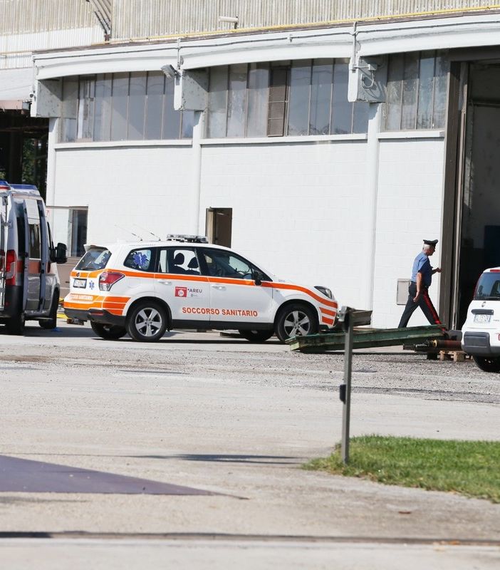 Castello d'Agogna: incidente sul lavoro in via Pascoli, le immagini dei soccorsi