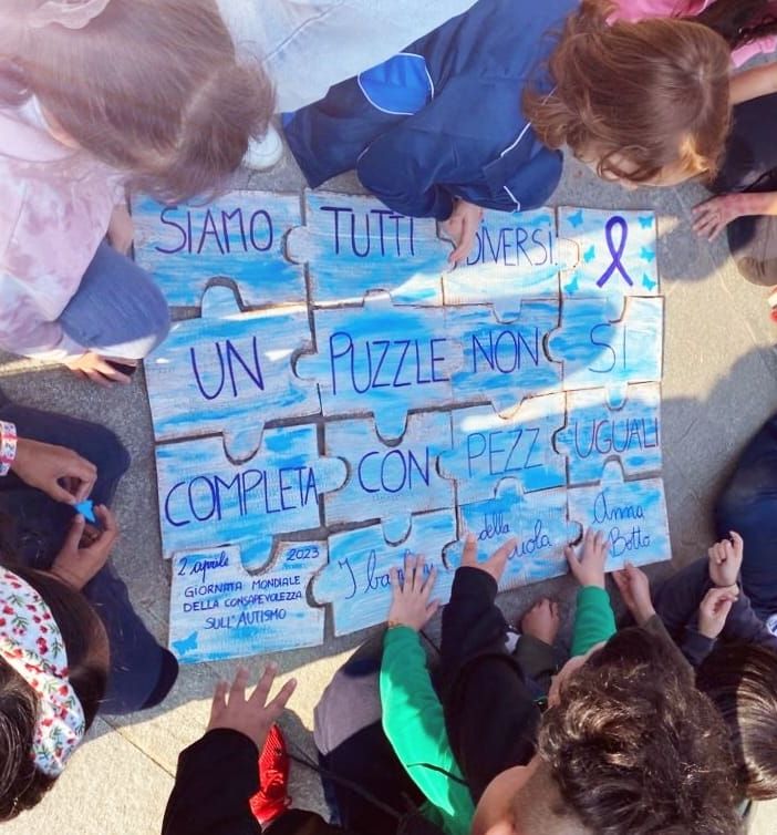 Un filo che si tinge di blu: scuola primaria Anna Botto e Anffas Vigevano includono!