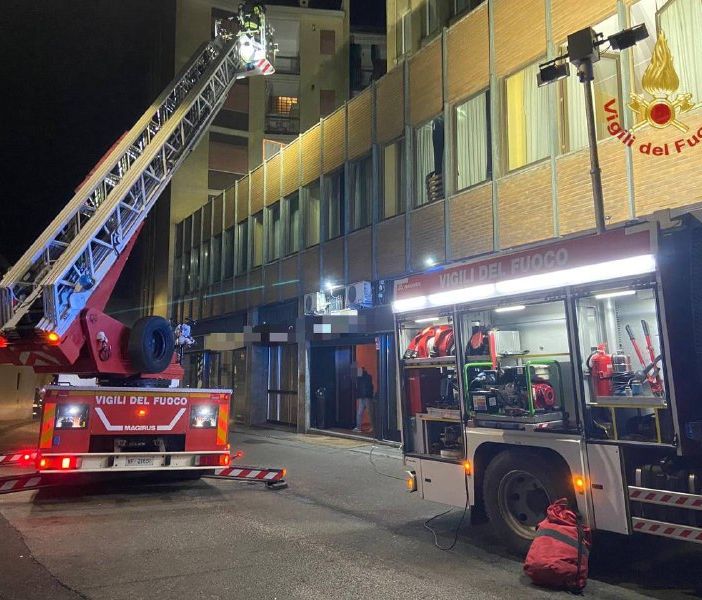 Vigevano: incendio nella notte all'Hotel Ducale, evacuate 20 persone. L'intervento dei Vigili del fuoco