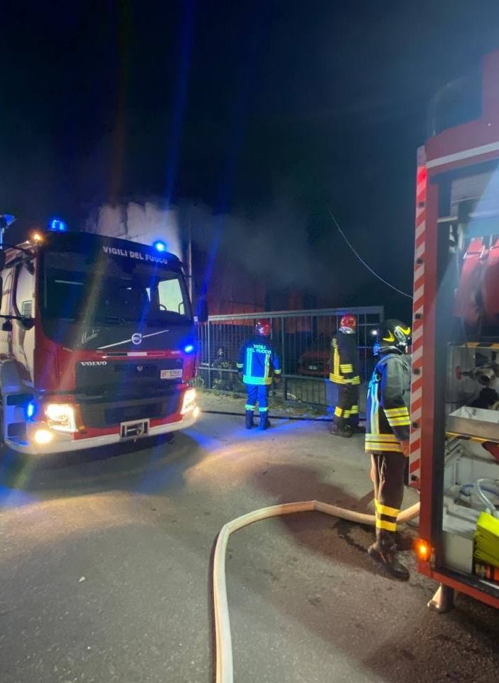 Sannazzaro: rogo in un capannone, alcuni veicoli divorati dalle fiamme