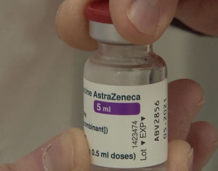 Il vaccino AstraZeneca cambia nome e diventa Vaxzevria