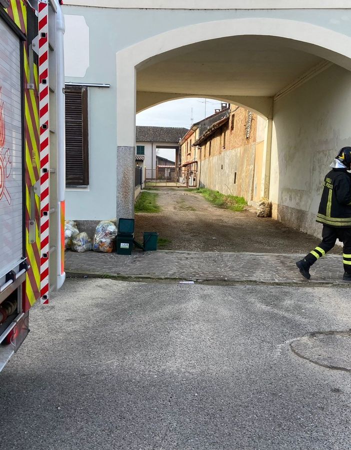 Ferrera: tetto pericolante in corso della Repubblica, intervengono i Vigili del fuoco