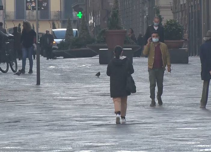 Via le mascherine all'aperto da venerdì, al chiuso obbligo fino al 31 marzo. Capienza di stadi al 75% e palazzetti al 60% dal 1° marzo
