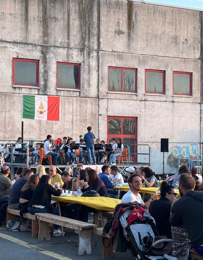 Mede, grande successo per la 3° edizione di &quot;Na sira insema i pumpier&quot;