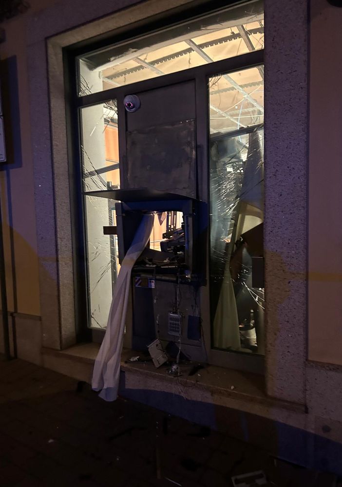 Mortara: boato nella notte in piazza Silvabella, i malviventi fanno esplodere il bancomat della Desio
