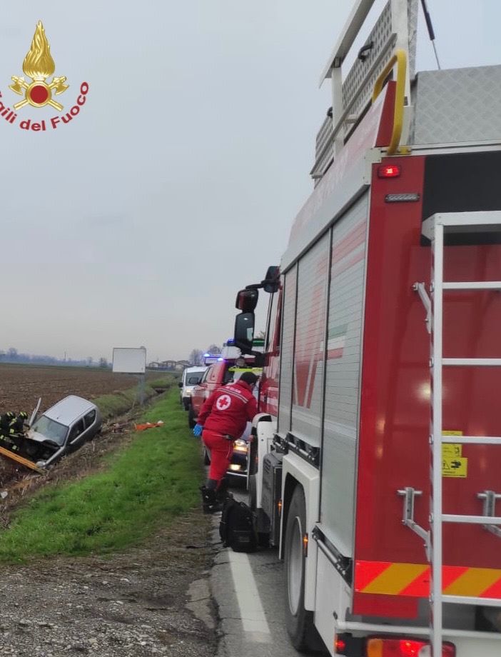 Albuzzano: auto finisce nel fosso sulla provinciale, ferite due persone
