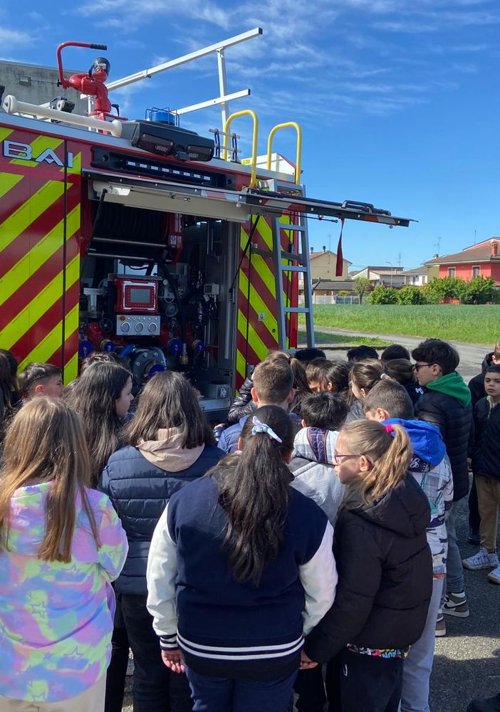 FOTO. Mede: gli alunni della 5° classe della scuola primaria &quot;Massazza&quot; in visita alla caserma dei Vigili del fuoco
