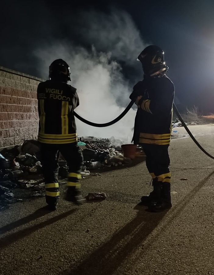 Casorate Primo: incendio rifiuti, i Vigili del fuoco bonificano l'area