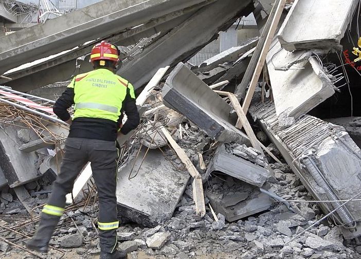 Crollo in cantiere a Firenze, tre vittime, operai feriti e dispersi. Le immagini