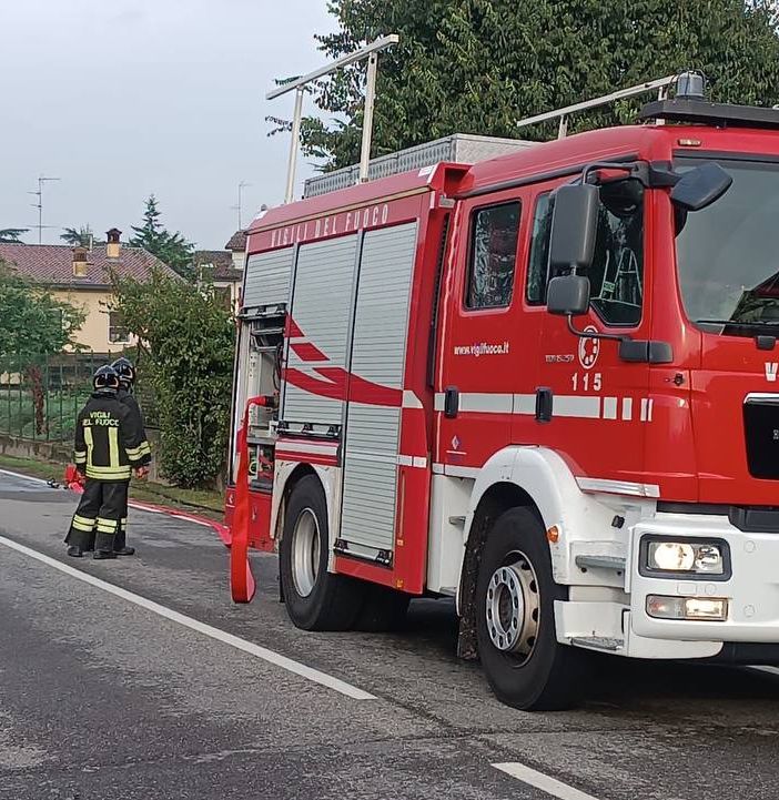 Zinasco, camion contenente sostanze infiammabili esce di strada, Vigili del fuoco in azione e circolazione interrotta per alcune ore