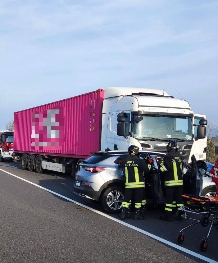 Scontro auto-camion sulla tangenziale di Casteggio, ferito un uomo 44enne