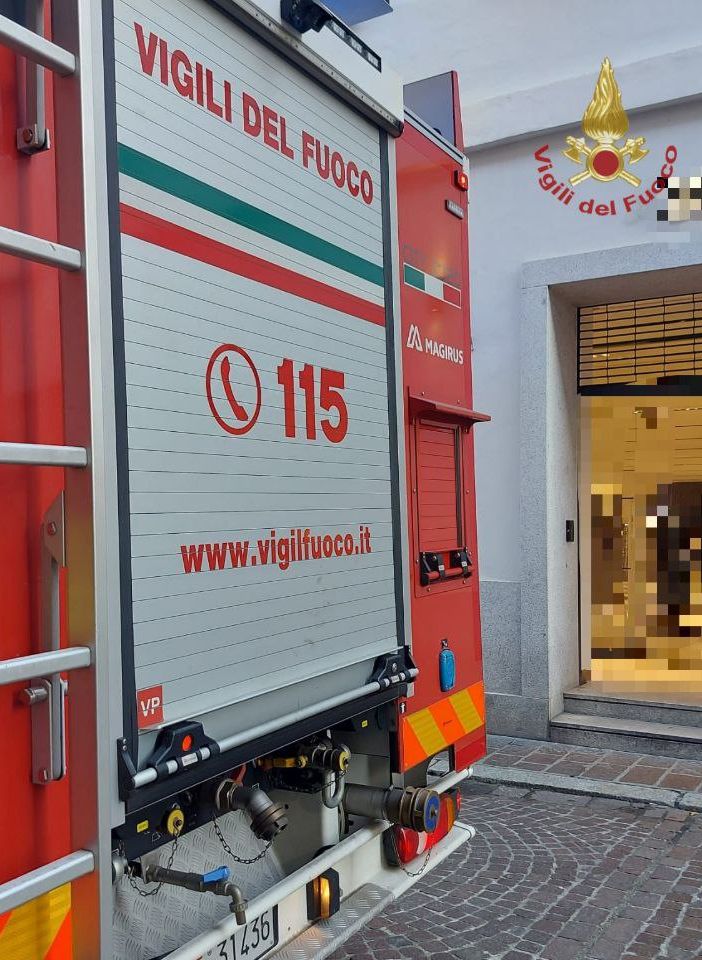 Pavia: cortocircuito in un negozio di abbigliamento, intervengono i Vigili del fuoco