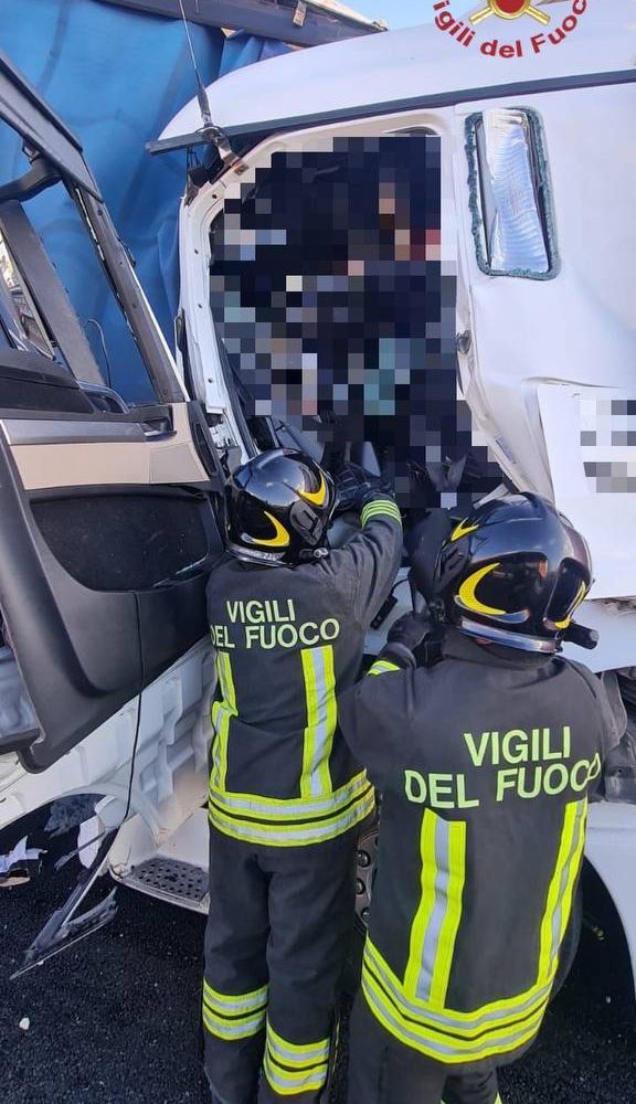 Oltrepò: scontro tra camion sull'autostrada Torino-Piacenza, feriti i due autisti